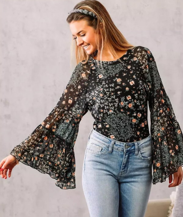 Blus dengan lengan lonceng